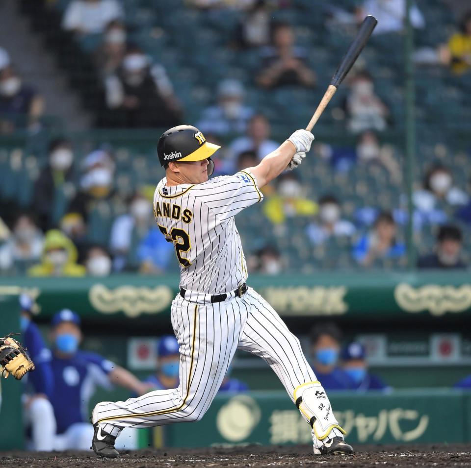 　３回、右中間へ２点適時二塁打を放つサンズ（撮影・田中太一）