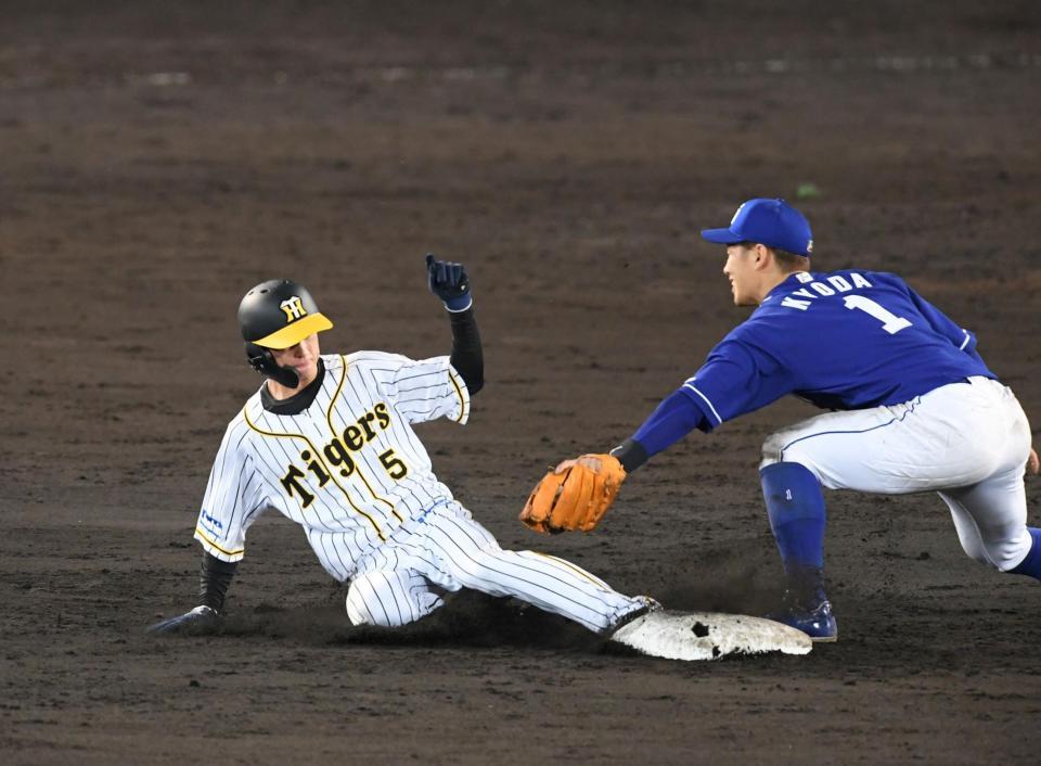 　７回、代走の近本は盗塁を決める（撮影・山口登）