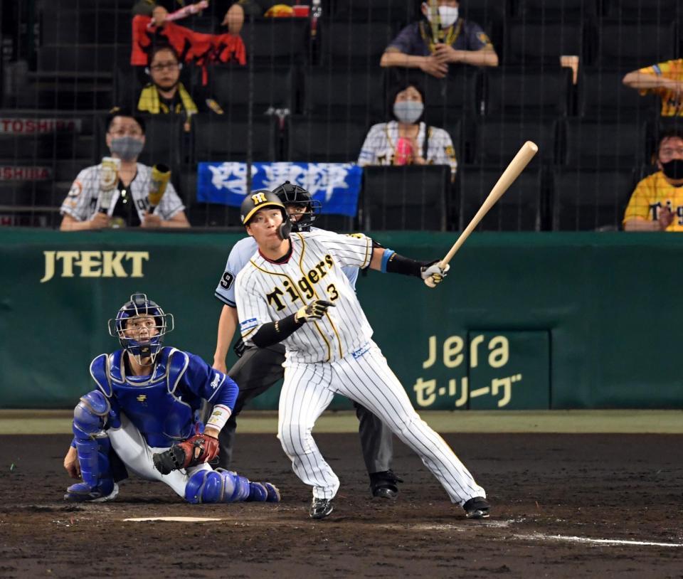 　５回、阪神・大山悠輔は右越えに２ランを放つ