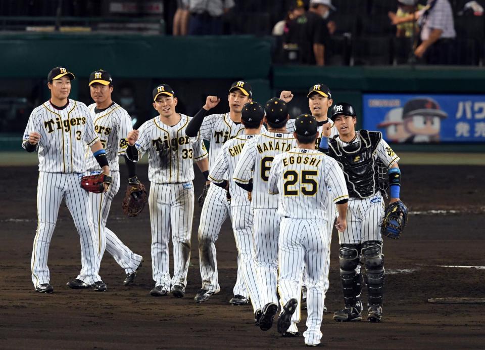 　完投勝利を挙げナインとタッチする阪神・西勇輝（右から２人目）