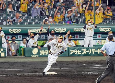 　５回、左越えに２ランを放ち一塁を回る大山