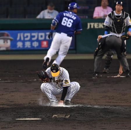 ３回、中日・ビシエドにソロを打たれる阪神・岩貞祐太＝甲子園（撮影・飯室逸平）