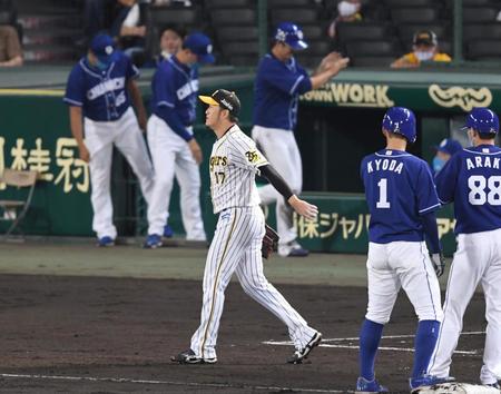 ４回、自身の悪送球で同点に追いつかれぼう然とする阪神・岩貞祐太＝甲子園（撮影・飯室逸平）