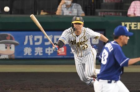 ６回、中前打を放つ糸原（撮影・飯室逸平）