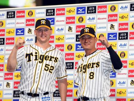 お立ち台でガッツポーズをする阪神ジェリー・サンズ（左）と阪神・福留孝介＝甲子園（撮影・山口登）