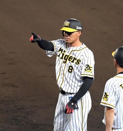 ６回、福留は左前に適時打を放ち一塁上でベンチに指を差す（撮影・山口登）