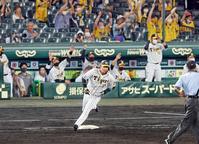 　５回、左越えに２ランを放ち一塁を回る大山