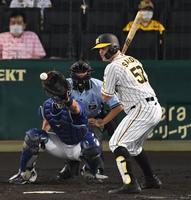 ４回、１死満塁から押し出しとなる四球を選ぶサンズ＝甲子園