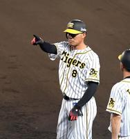 ６回、福留は左前に適時打を放ち一塁上でベンチに指を差す（撮影・山口登）
