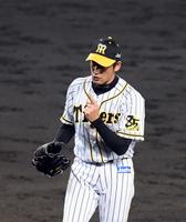 ５回、ピンチをしのいだ阪神・能見＝甲子園（撮影・山口登）