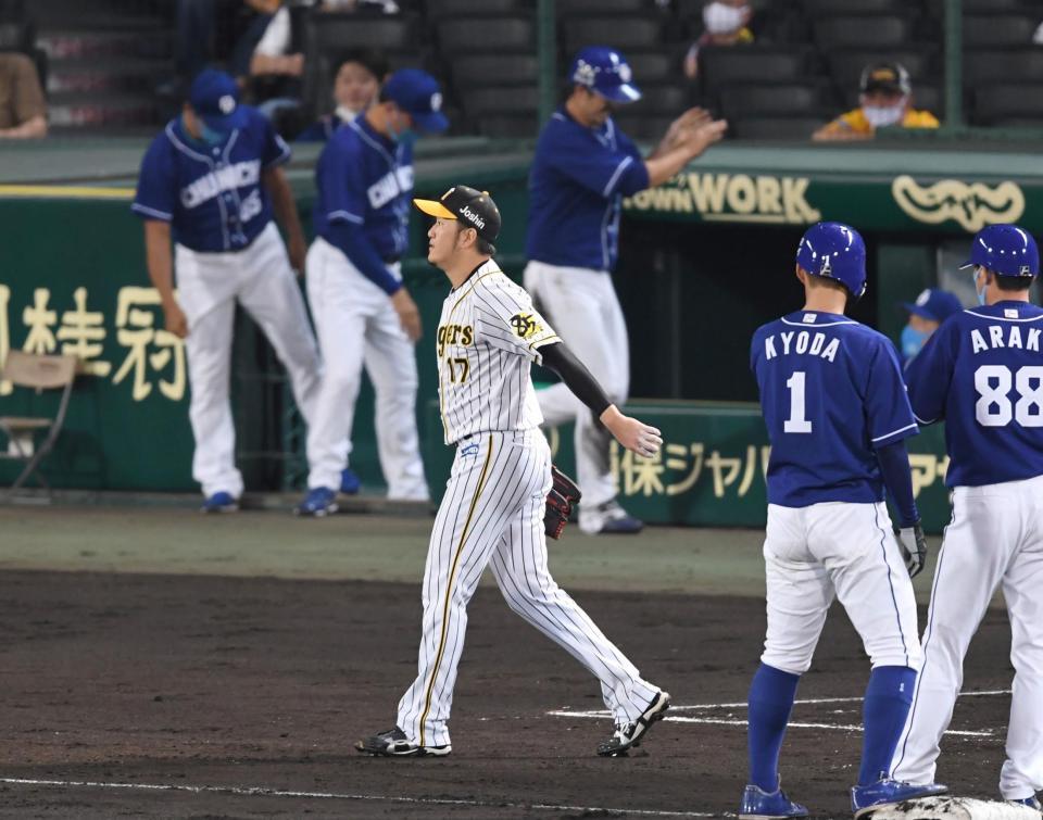 ４回、自身の悪送球で同点に追いつかれぼう然とする阪神・岩貞祐太＝甲子園（撮影・飯室逸平）