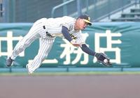 　１回、中日・武田の打球に飛びついて好捕する福留