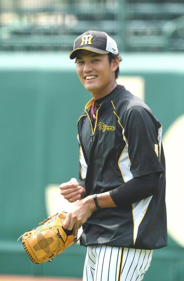 　練習中、リラックスした表情の藤浪（撮影・北村雅宏）