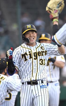 　３回、勝ち越しとなる２ランを放ち、喜ぶ糸原