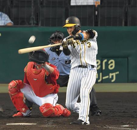 　５回、左越えへ２ランを放つ大山