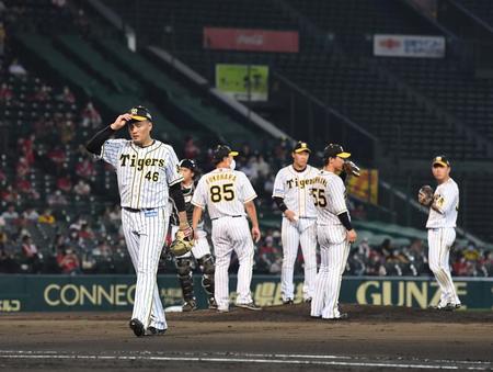 　７回途中、交代を告げられマウンドを降りる阪神・秋山拓巳（左）