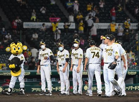 　勝利を飾り、整列する阪神・矢野燿大監督（左から２人目）