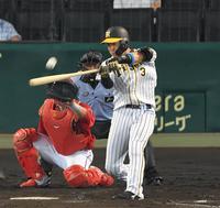 　５回、左越えへ２ランを放つ大山