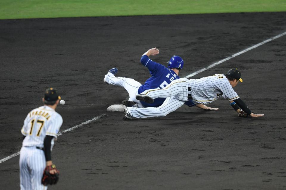 　４回、岩貞は中日・梅津の送りバントを三塁の大山へ悪送球し失点する＝７月１９日