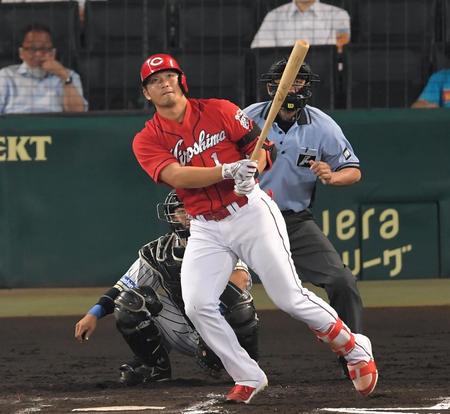 　７回、中越えへ２ランを放つ広島・鈴木誠