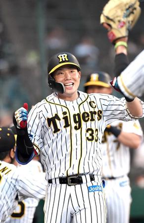 　３回、勝ち越しとなる２ランを放ち、喜ぶ糸原（撮影・北村雅宏）