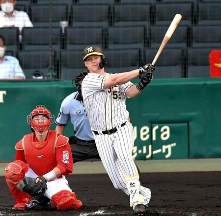 　１回、中越えへ同点ソロを放つサンズ（撮影・田中太一）