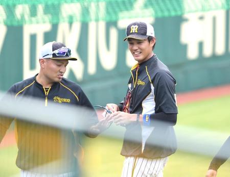 　キャッチボールを終え、秋山と談笑する藤浪（右）＝撮影・飯室逸平