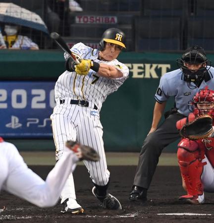 　３回、二塁打を放つ糸井（撮影・飯室逸平）