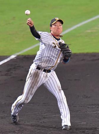 　９回、長野のゴロをさばいた大山は一塁へ悪送球し、同点に追いつかれるタイムリーエラーとなる（撮影・立川洋一郎）