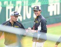 　キャッチボールを終え、秋山と談笑する藤浪（右）＝撮影・飯室逸平