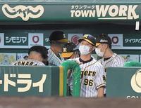 　５回表終了後、ベンチで糸原（左端）に声をかける矢野監督（右端）＝撮影・高部洋祐