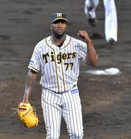 　５回、菊池涼を遊ゴロに打ち取りガッツポーズでベンチへ向かうガルシア（撮影・立川洋一郎）