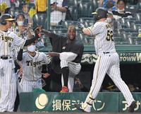 ８回、勝ち越しソロを放ったサンズ（右）を笑顔で迎えるガルシア（中央）＝撮影・高部洋祐