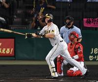 　８回、右越えにソロを放つサンズ（撮影・飯室逸平）