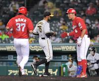 　９回、会沢に勝ち越し打を許し、野間（左）の生還を許すスアレス（中央）＝撮影・高部洋祐