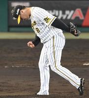 　１０回、ガッツポーズする馬場（撮影・飯室逸平）