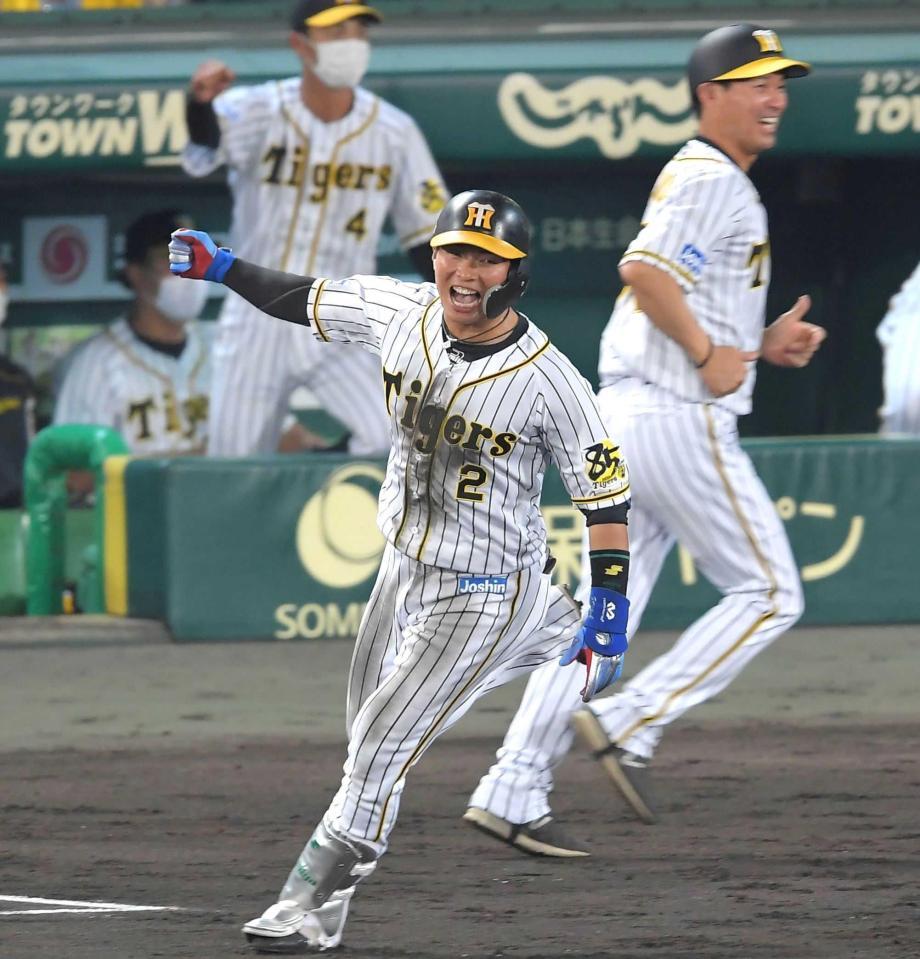 　７回、左越えへソロを放ち、ガッツポーズする北條（撮影・田中太一）