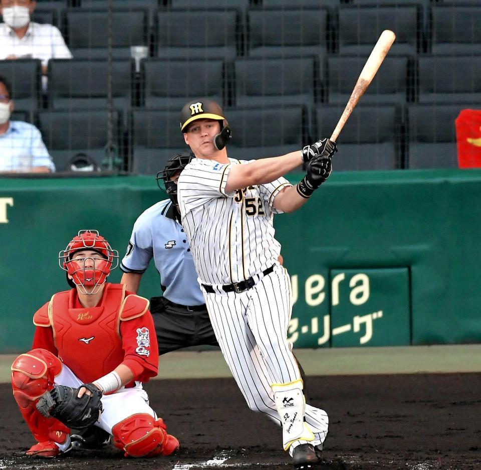 　１回、中越えへ同点ソロを放つサンズ（撮影・田中太一）