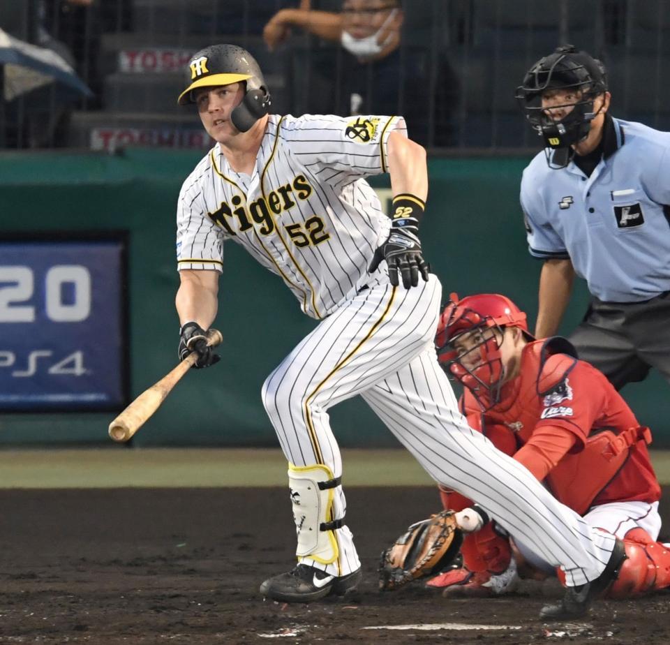 　３回、同点タイムリー二塁打を放つサンズ（撮影・飯室逸平）