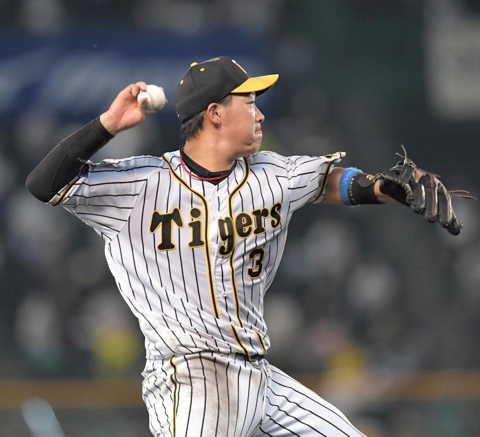 　９回、長野の三ゴロを処理するも一塁に悪送球する大山（撮影・高部洋祐）