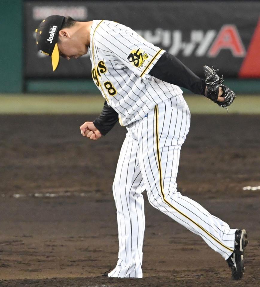 　１０回、ガッツポーズする馬場（撮影・飯室逸平）