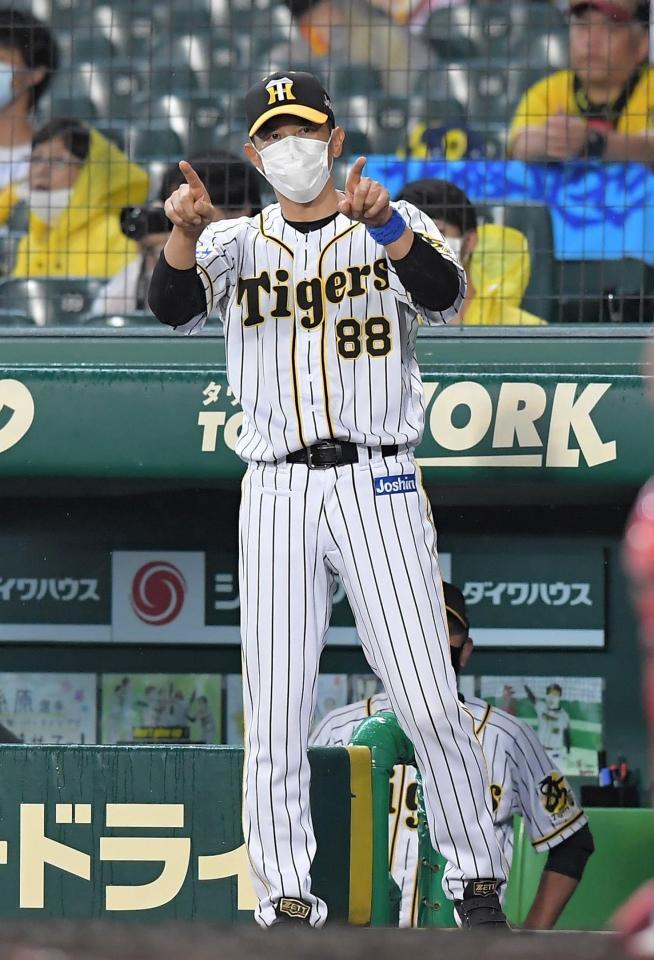 　１０回、江越の二盗の判定に対しリプレー検証を要求する矢野監督（撮影・高部洋祐）