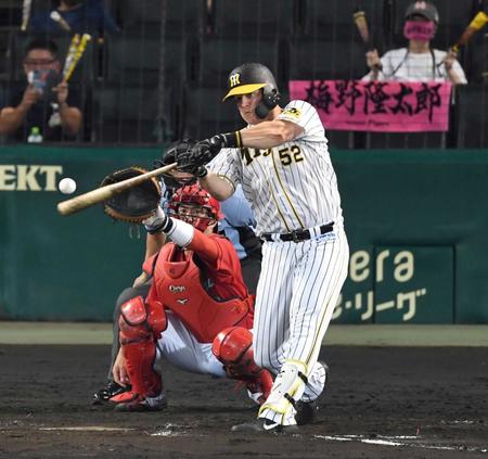　８回、右越えに勝ち越しソロを放つサンズ