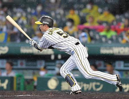 　９回、同点打を放つ近本