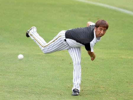 １軍に合流しキャッチボールする阪神・藤川球児＝甲子園（撮影・山口登）