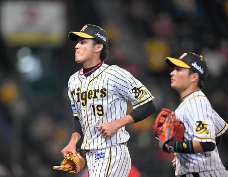 ６回、ピレラに逆転満塁弾を浴びた藤浪は悔しさをにじませながらベンチへ引き揚げる（撮影・田中太一）