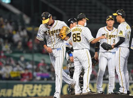 ７回、代打・野間に四球を出した藤浪は無念の降板（撮影・田中太一）