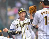 １回、先制２ランを放った大山は藤浪とタッチを交わす（撮影・田中太一）