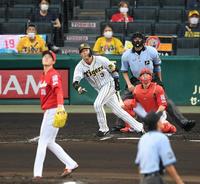 　１回、大山は中越えに先制２ランを放つ（撮影・山口登）