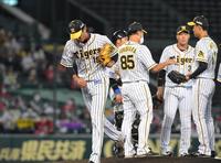 ７回、代打・野間に四球を出した藤浪は無念の降板（撮影・田中太一）